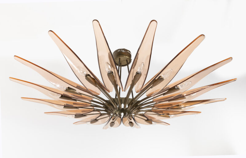 Max Ingrand Lampadario Dahlia mod. 1563 con struttura in ottone zapponato e ottone nichelato. Di ff usori in cristallo colorato, curvato e molato. Prod. Fontana Arte, Italia, 1954 Stima: 15.000 - 20.000 euro