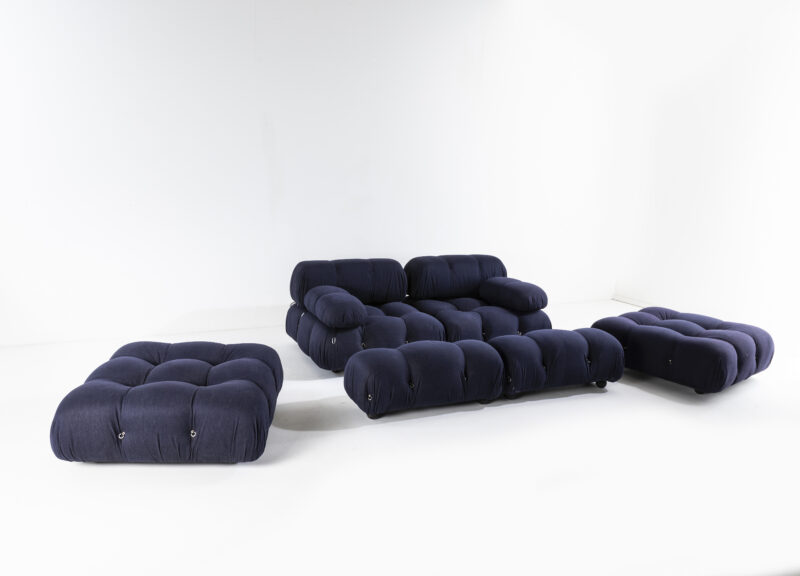 Mario Bellini Divano mod. Camaleonda composto da quattro moduli e due pouf. Struttura in legno e rivestimenti in tessuto. Etichetta originale. Prod. B&B, Italia, 1970 ca. Stima: 6.000 - 8.000 euro