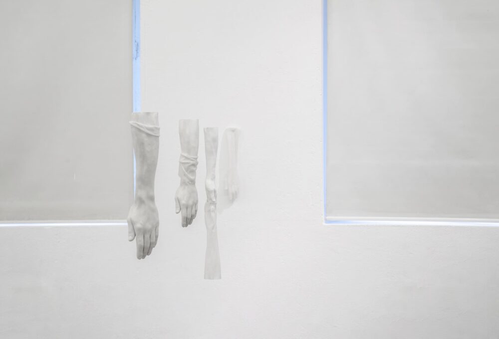 Alessandro Simonini, UNTITLED (Flaying study), 2019 - Calco in gesso (braccio dell’artista), silicone - Courtesy l’artista