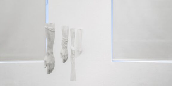 Alessandro Simonini, UNTITLED (Flaying study), 2019 - Calco in gesso (braccio dell’artista), silicone - Courtesy l’artista