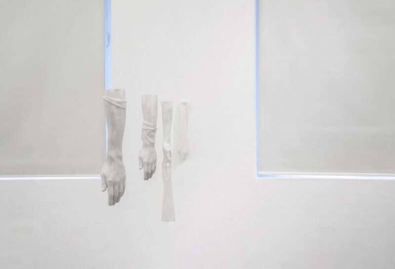 Alessandro Simonini, UNTITLED (Flaying study), 2019 - Calco in gesso (braccio dell’artista), silicone - Courtesy l’artista