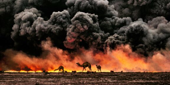 Al Ahmadi, Kuwait, 1991 ©Steve McCurry