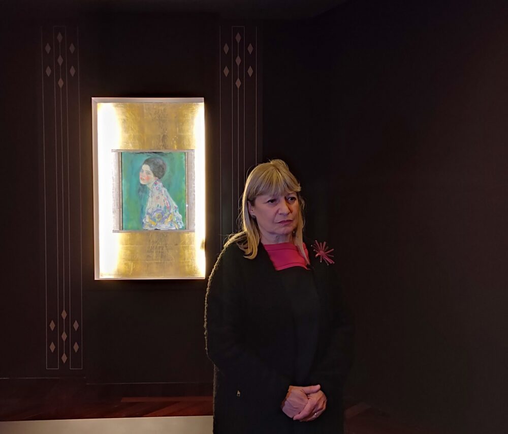 La Sovrintendente Maria Vittoria Marini Clarelli, co-curatrice della mostra. Sullo sfondo "Ritratto di signora " di Klimt