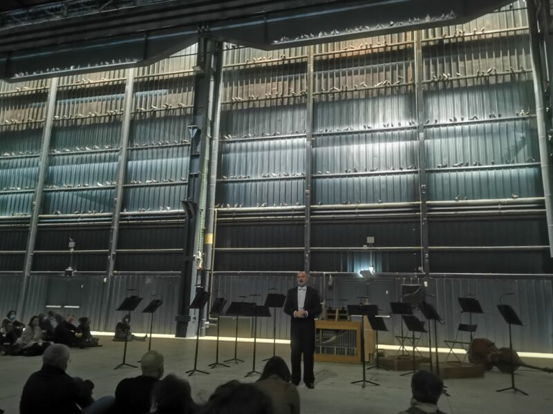 Fragile, concerto all’Hangar Bicocca per la mostra “Breath Ghosts Blind” di Maurizio Cattelan