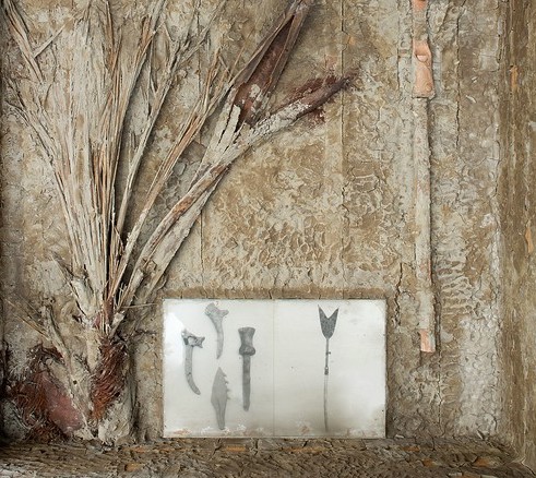 C. Costa, Natura naturata, 1977, cassa da imballo contenente oggetti, elementi vegetali, animali, argilla, 186x115x29 cm