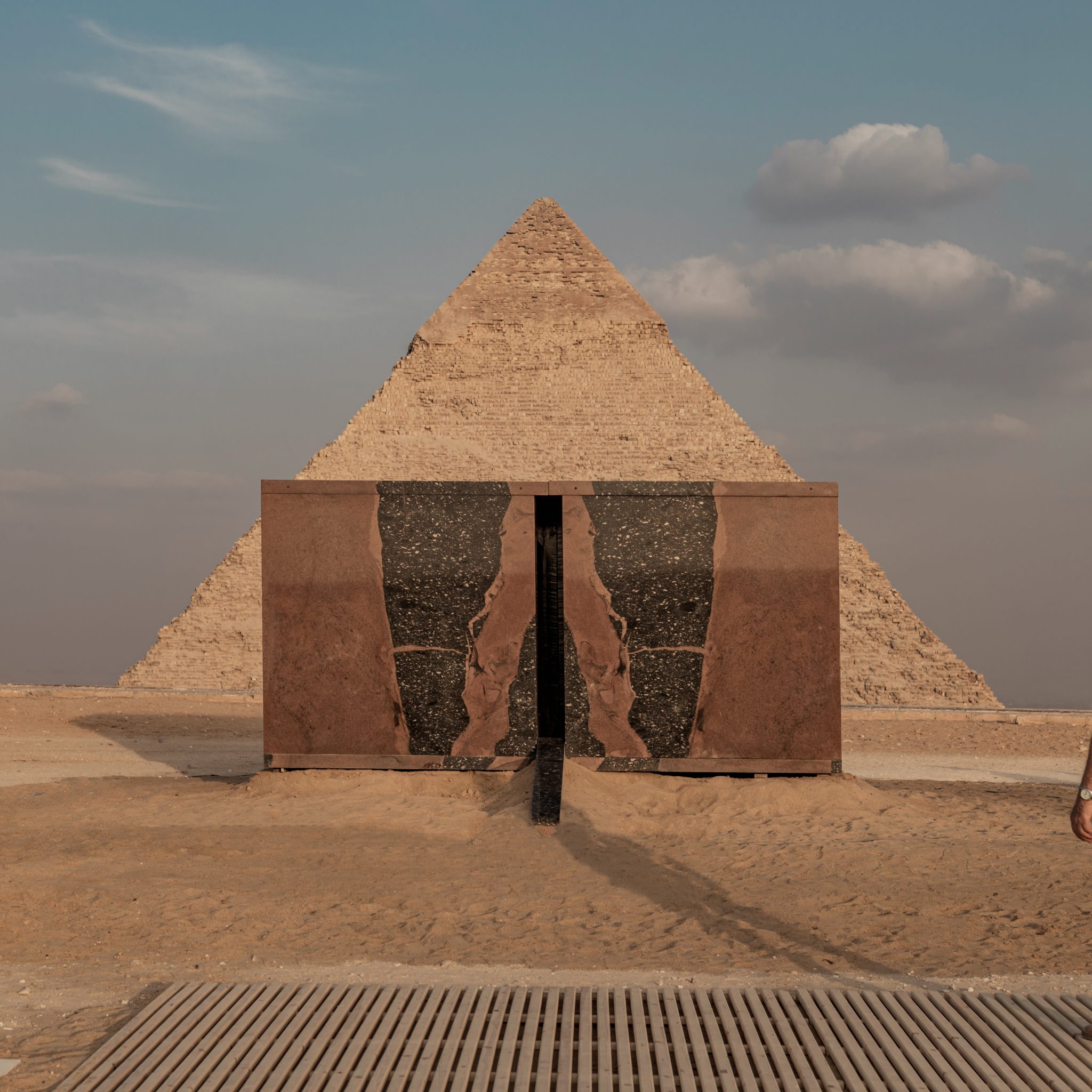 Tutte le opere di Forever Now, l’installazione contemporanea ai piedi della Piramide di Giza