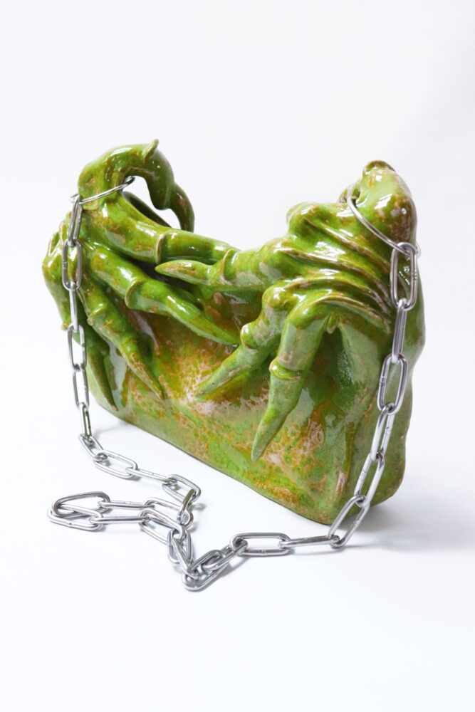 Green Bag (2020) terracotta, 28 x 10 x 22 cm. Courtesy l’artista 