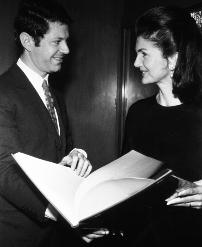 Franco Maria Ricci e Jaqueline Kennedy nel 1967 alla presentazione del volume Oratio Dominica al Grolier Club di Bew York