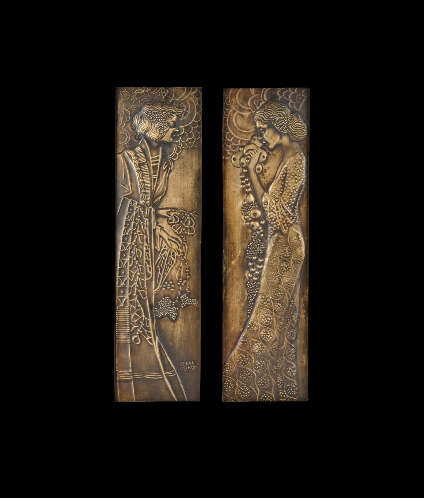 Georg Klimt (1867-1931), due rilievi raffiguranti due figure femminili, Vienna, 1900 ca, ottone; un rilievo in basso a destra con iscrizione Georg Klimt; misura rilievi: 37,0 x 10,3 cm; misura totale con cornice: 37,0 x 13,1 cm; Stima € 15.000 - 30.000