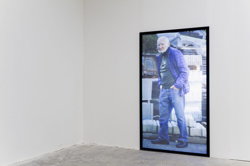 Marco De Rosa, Capo cantiere - 188 x 105 cm, 00.10.28” (loop), videoinstallazione, retroproiezione su vetro, Spazio In Situ 2019 - Courtesy of Marco De Rosa