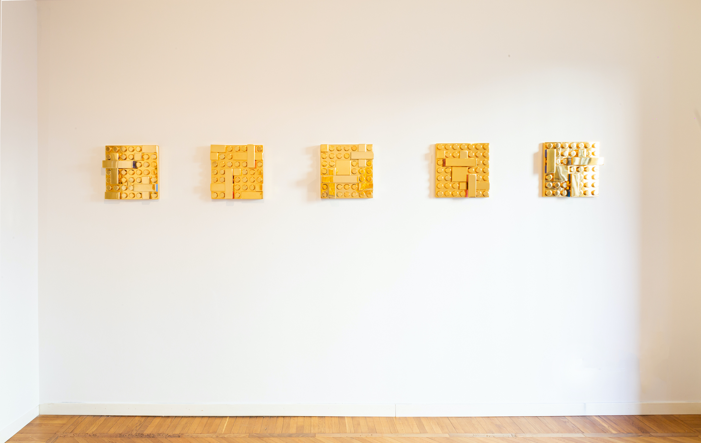 La provocazione dell’oro come specchio ironico di una società opulenta. Il progetto di Matteo Negri a Milano