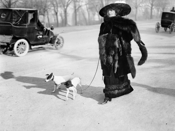 Jacques Henri Lartigue, Anna la Pradvina, aussi appelée "La femme aux renards", Avenue du Bois, Paris, 1911 | © MInistère dela Culture (France) / MAP-AAJHL