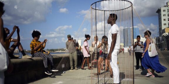 L'artista cubano Carlos Martiel all'interno della sua eloquente opera The Blood of Cain durante l'edizione 2019 della Biennale dell'Avana. Poco è sembra essere cambiato da quel momento. Photo: Sven Creutzmann/Mambo photo/Getty Images.