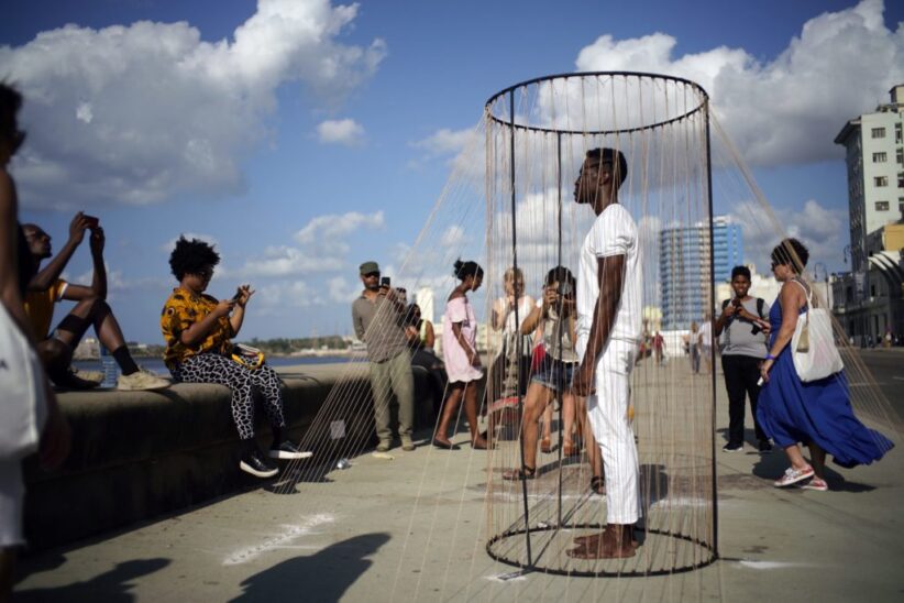 L'artista cubano Carlos Martiel all'interno della sua eloquente opera The Blood of Cain durante l'edizione 2019 della Biennale dell'Avana. Poco è sembra essere cambiato da quel momento. Photo: Sven Creutzmann/Mambo photo/Getty Images.