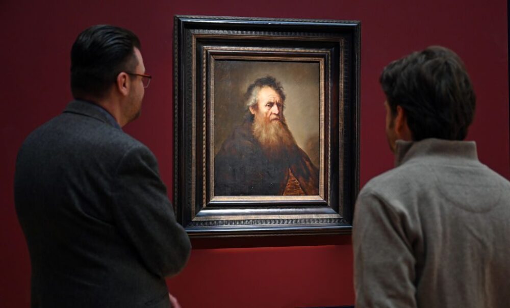  Il curatore Timo Trümper e il Direttore della Comunicazione della Friedenstein Palace Foundation Marco Karthe osservano il ritratto potenzialmente attribuibile a Rembrandt. Photo: Martin Schutt/picture alliance via Getty Images.