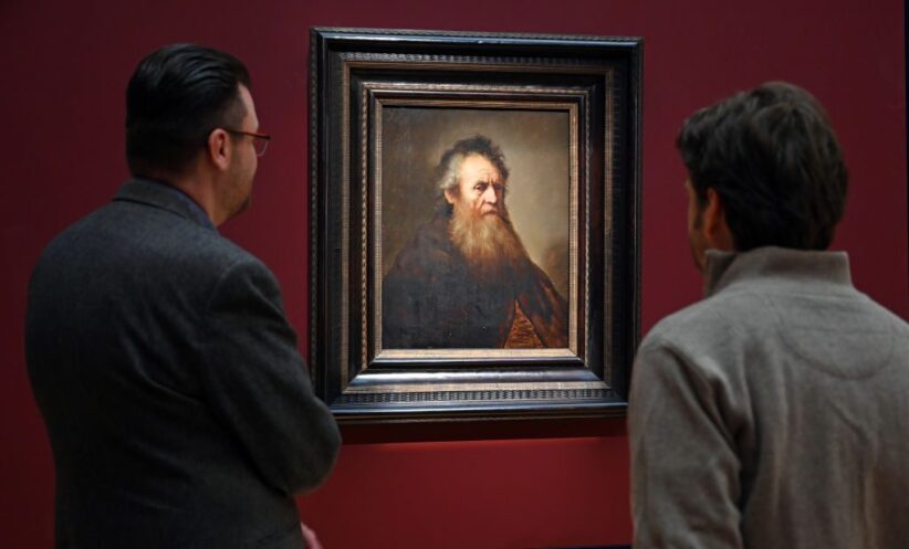 Il curatore Timo Trümper e il Direttore della Comunicazione della Friedenstein Palace Foundation Marco Karthe osservano il ritratto potenzialmente attribuibile a Rembrandt. Photo: Martin Schutt/picture alliance via Getty Images.