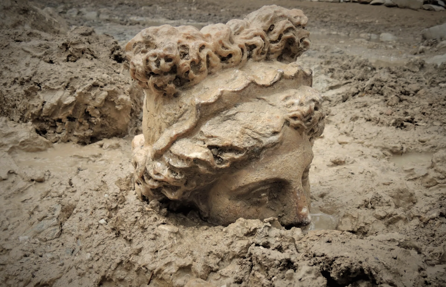La testa di Afrodite trovata ad Aizanoi riemerge dal fango (foto Daily Sabah)