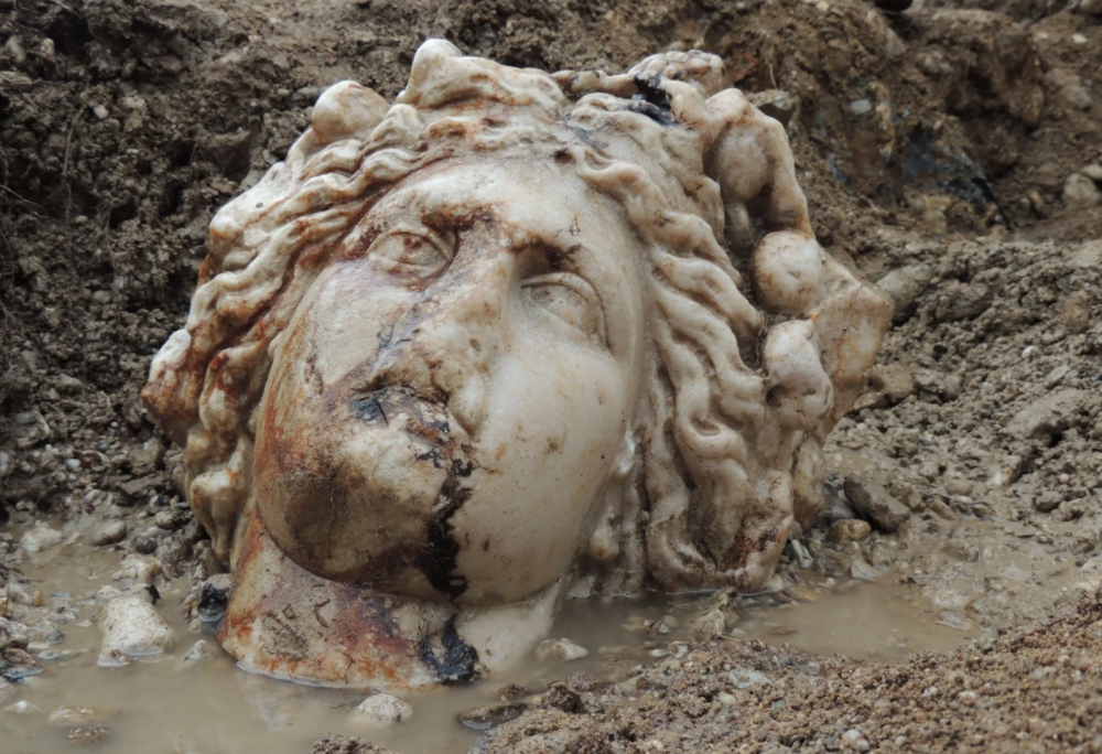 La testa di Dionisco scoperta ad Aizanoi, Turchia (ph. Daily Sabah)