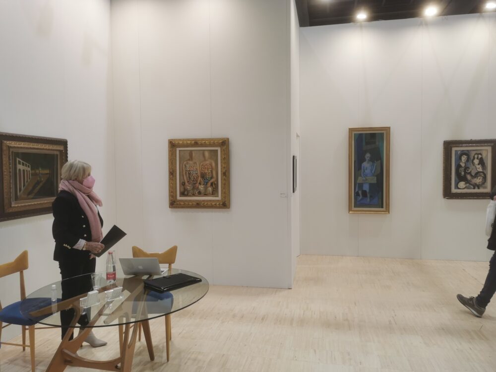 Lo stand della galleria Mazzoleni alla fiera di Roma