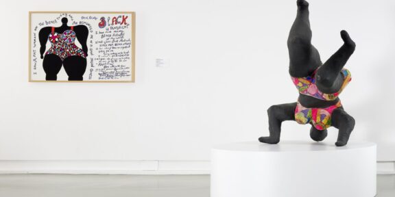 Niki de Saint Phalle, Black is different, 1994 ; Niki de Saint Phalle, Nana noire upside down, 1965-1966, collection MAMAC, Nice, Donation de l’artiste en 2001, © Niki Charitable Art Foundation / Adagp, Paris, 2020