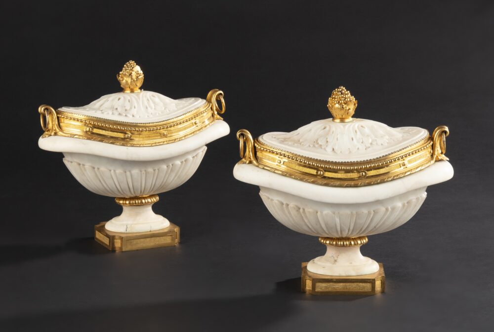 A pair of Louis C VI gilt - bronze mounted white marble navette vases Circa 1775 Haut. 27 cm, larg. 29 cm, prof.16.5 cm Est. : 50,000 – 80,000 EUR