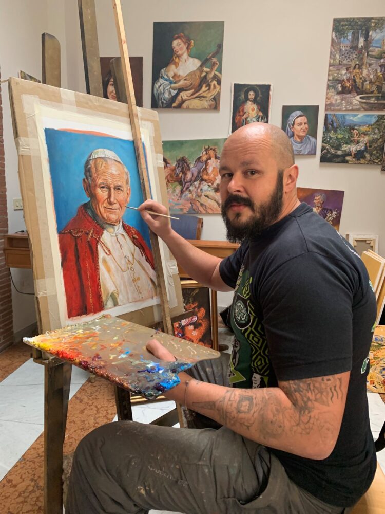 Adam Piekarski nella sua stanza studio mentre dipinge Giovanni Paolo II (foto Poste Vaticane-Filatelia)