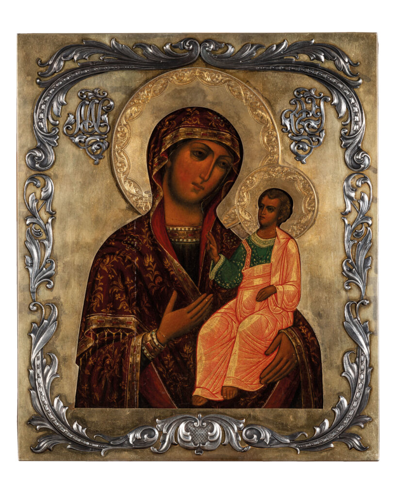 Icona raffigurante la “Vergine di Iver” con riza in argento parzialmente dorato, Mosca, 1908-1917, orafo d. Smirnov. Tempera su tavola; restauri e mancanze, cm 32x26,5. Stima € 3.000 - 4.000