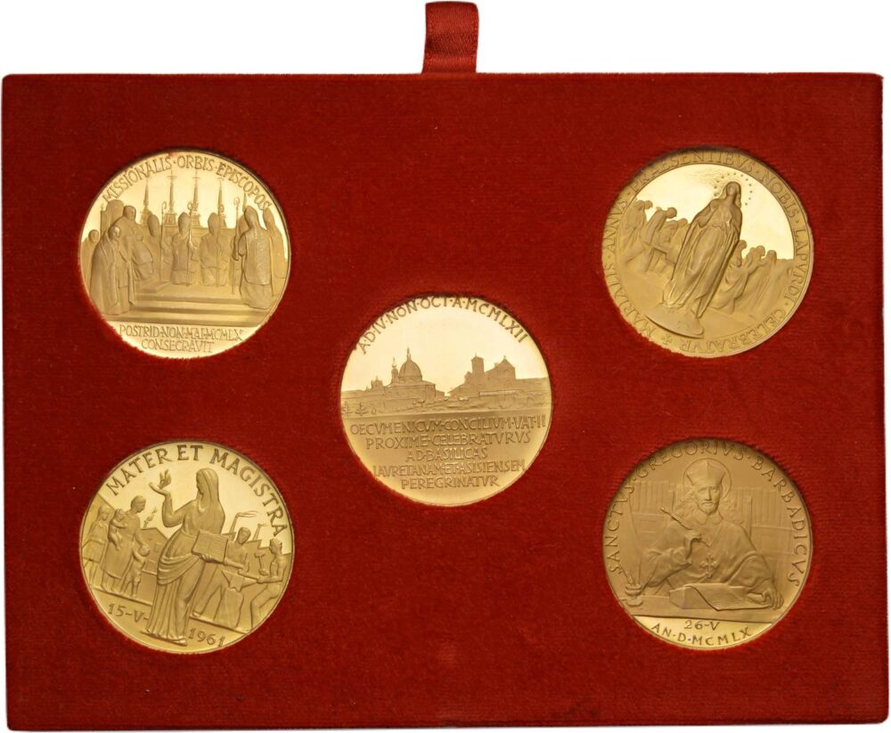 Un bell’insieme di medaglie d’oro di Giovanni XXIII, valutate 16.000 euro.