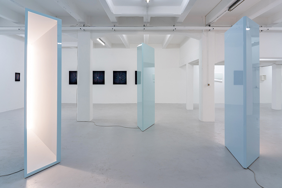 In primo piano Breath, installazione al centro di Another Place, in mostra da The Flat - Massimo Carasi, Milano