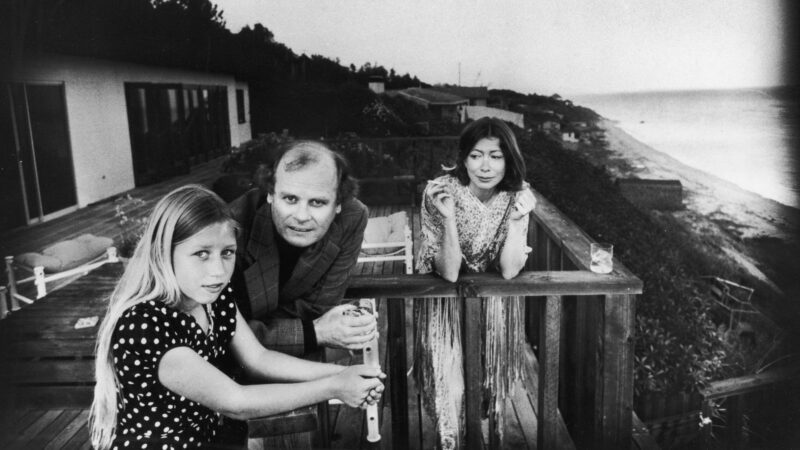 Joan Didion insieme al marito, John Gregory Dunne, e alla figlia Quintana Roo, prematuramente scomparsa nel 2005 a 39 anni