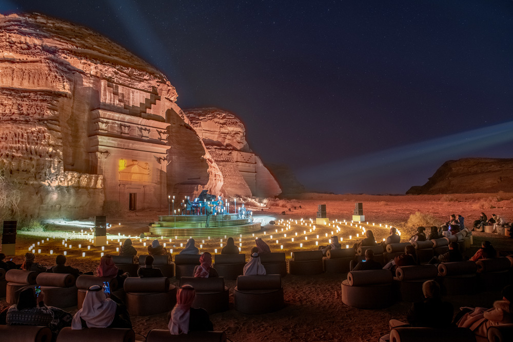 Un concerto nel deserto a lume di candela. 500 fuochi nel sito archeologico di Hegra