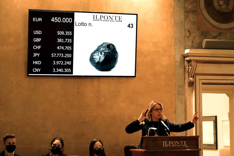 Rossella Novarini, Direttore de Il Ponte Casa d'Aste, batte il top lot dell'incanto Lucio Fontana "Concetto spaziale, Natura" 1959-60 per € 450.000 (€ 562.500 inclusi i diritti)