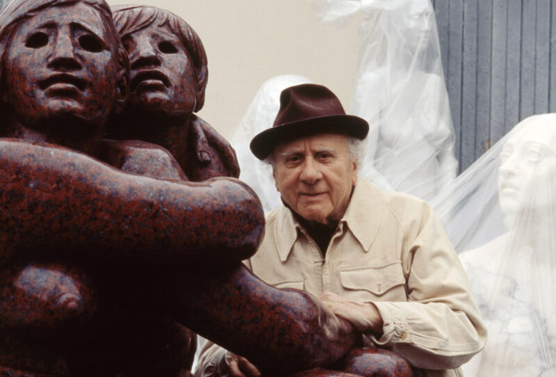 Francesco Messina in laboratorio durante la realizzazione di Adamo ed Eva in granito rosso.