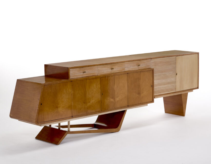 Lotto n° 54. Giuseppe Scapinelli (1891-1982), Grande credenza impiallacciata in legni diversi. Valutazione € 6.000 - 8.000