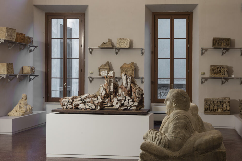 Leoncillo. L'antico, Installation view, Museo Archeologico Nazionale di Firenze. Ph. Serge Domingie V