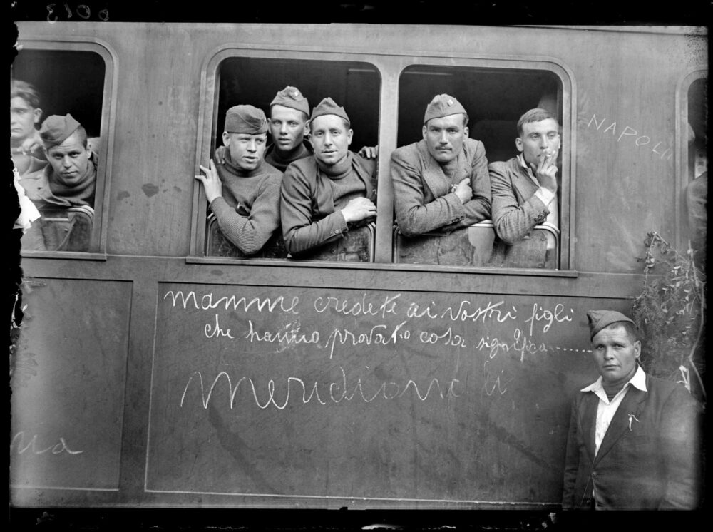 Un gruppo di reduci dalla prigionia in Russia si affaccia al finestrino del treno della Pontificia Commissione di Assistenza alla Stazione Centrale di Milano. 31 marzo 1946 