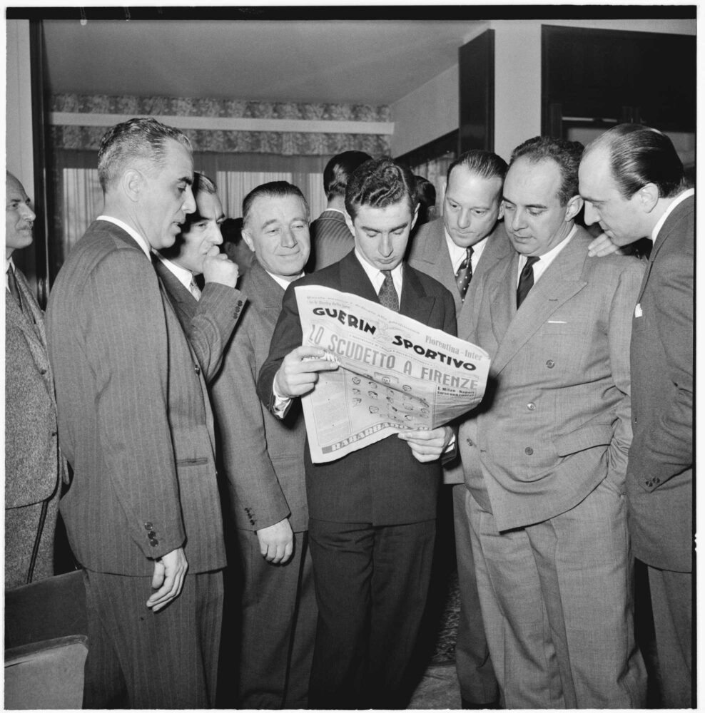 Paolo Marzotto legge il “Guerin Sportivo”, all’indomani del Derby della Lana, Lanerossi – Marzotto. 28 febbraio 1954