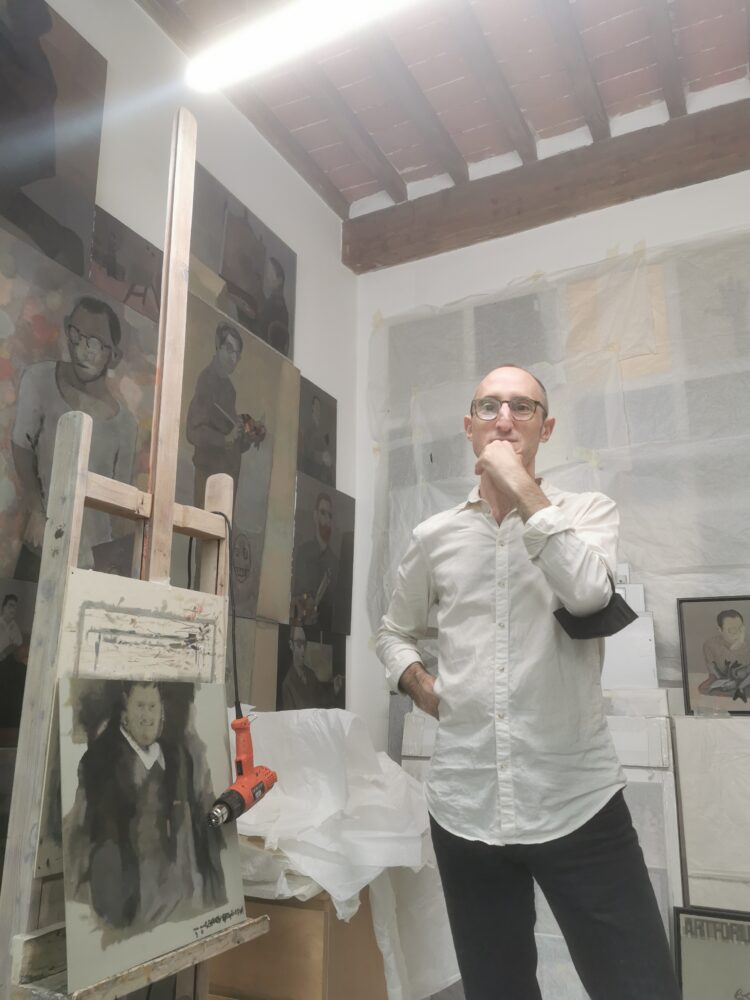 Pablo Candiloro nel suo studio, con le opere della serie Disidratazione