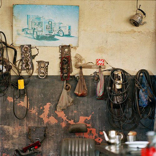 L’universo dei garages nelle foto senza tempo di Jacquie Maria Wessels a Napoli