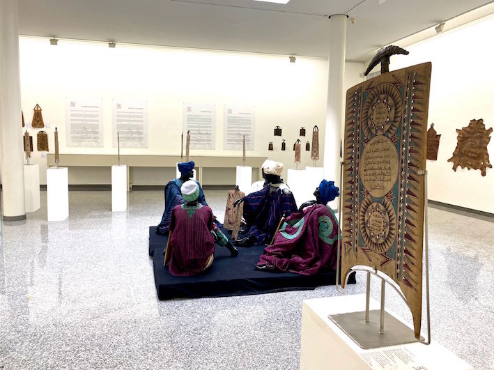 Arti talismaniche, scrittura sacra e protettiva. A Milano una mostra indaga le antiche pratiche nigeriane