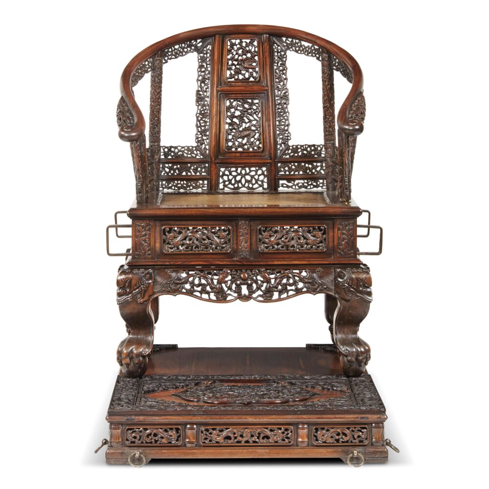 Cina, Dinastia Qing, secolo XVII-XVIII, PORTANTINA, In legno Huanghuali scolpito; h cm 101,5x77,5x98, aggiudicato a 938.500 euro