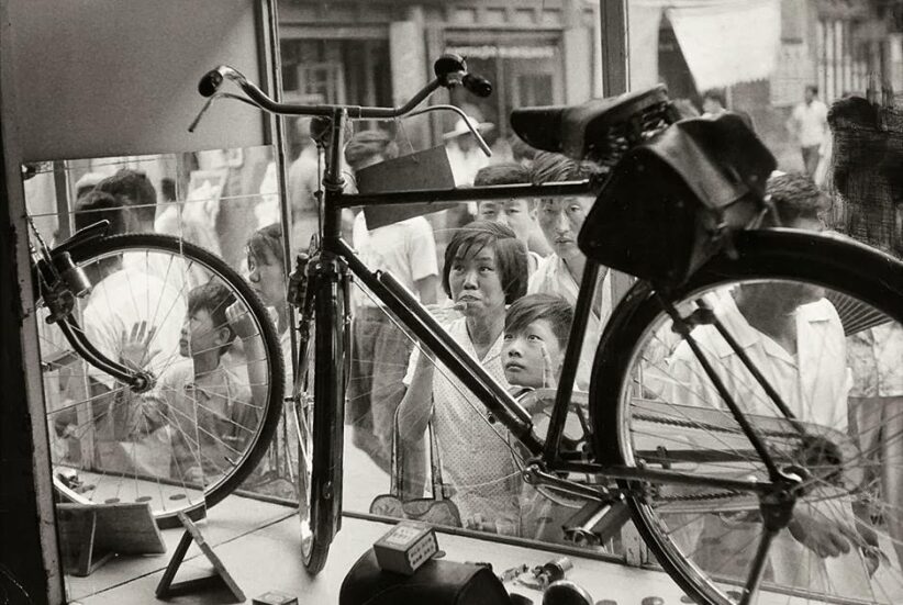chatgpt Pechino, luglio 1958 Gelatin silver print, 1970s © Fondation Henri Cartier-Bresson / Magnum Photos