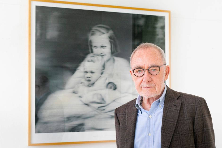 Gerhard Richter posa davanti a Aunt Marianne (1965)