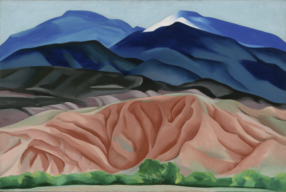 GEORGIA O'KEEFFE, BLACK MESA LANDSCAPE, NEW MEXICO / OUT BACK OF MARIE’S II, 1930 Oil on canvas, 61.6 x 92.1 cm. Georgia O‘Keeffe Museum, Santa Fe, NM. Gift of The Burnett Foundation, 1997 © Georgia O’Keeffe Museum / 2021, ProLitteris, Zurich. Photo: Georgia O‘Keeffe Museum, Santa Fe / Art Resource, NY