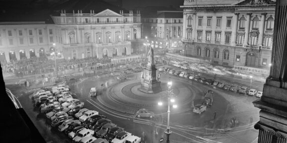 Piazza-della-Scala-folla-allentrata-del-Teatro-la-sera-dellinaugurazione-della-stagione-lirica-1960-1961-con-lopera-Poliuto-di-Gaetano-Doniz