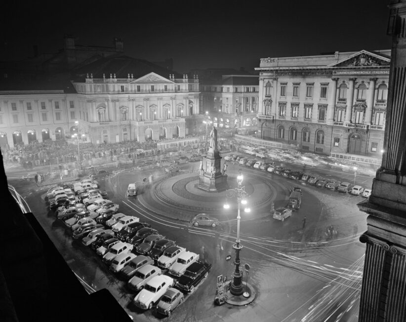 Piazza-della-Scala-folla-allentrata-del-Teatro-la-sera-dellinaugurazione-della-stagione-lirica-1960-1961-con-lopera-Poliuto-di-Gaetano-Doniz