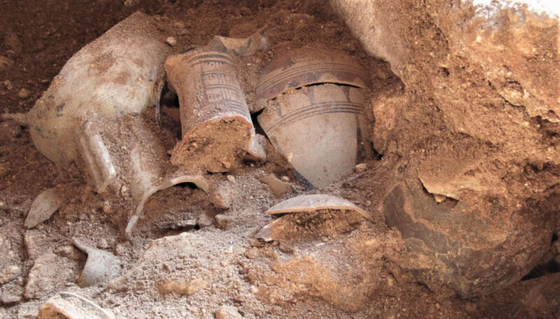 Reperti recuperati dalle tombe emerse a Tarquinia (foto initalia.it)