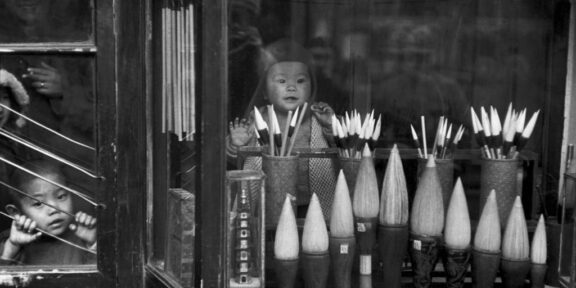 In Lui Chi Chang, la via dei negozi di antiquariato, la vetrina di un venditore di pennelli. Pechino, dicembre 1948 Vintage gelatin silver print © Fondation Henri Cartier-Bresson / Magnum Photos