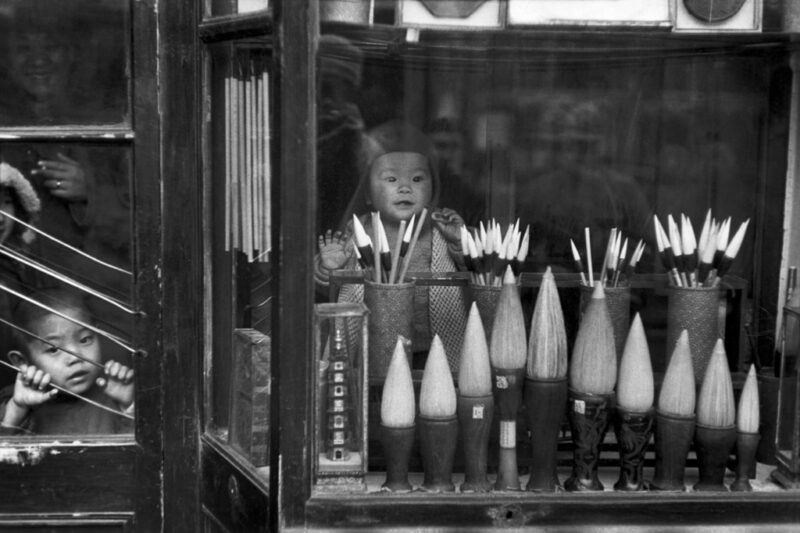 In Lui Chi Chang, la via dei negozi di antiquariato, la vetrina di un venditore di pennelli. Pechino, dicembre 1948 Vintage gelatin silver print © Fondation Henri Cartier-Bresson / Magnum Photos
