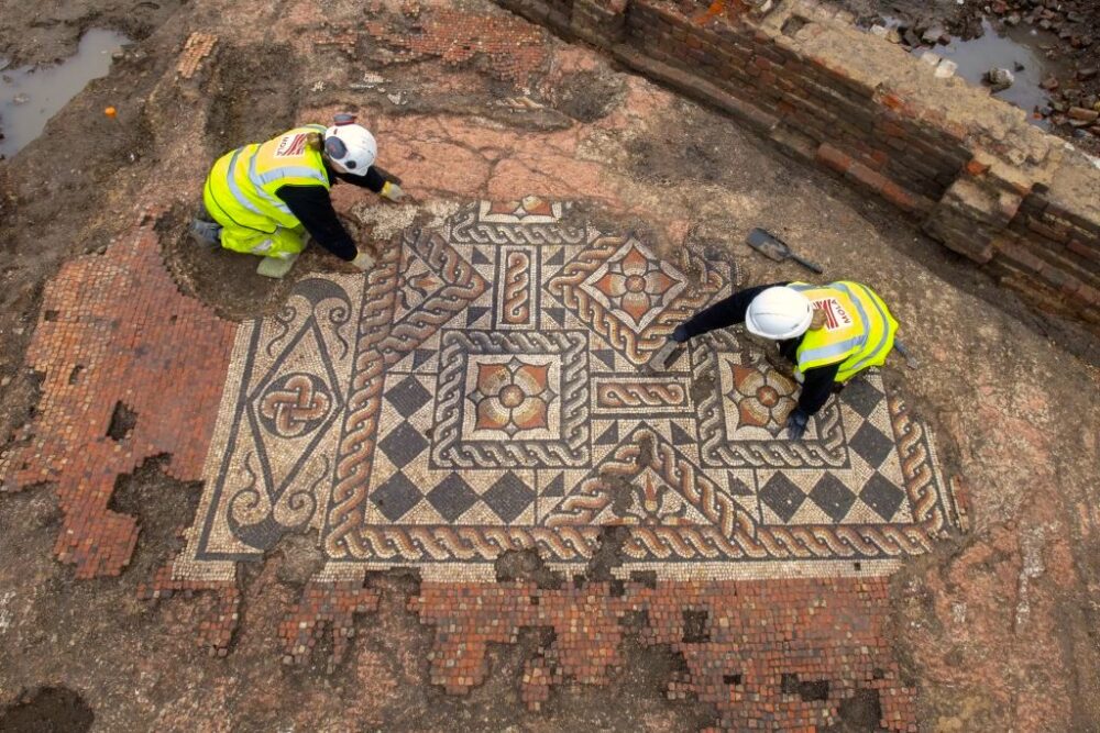 Il mosaico ritrovato nel pieno centro di Londra (foto Museum of London Archaeology)
